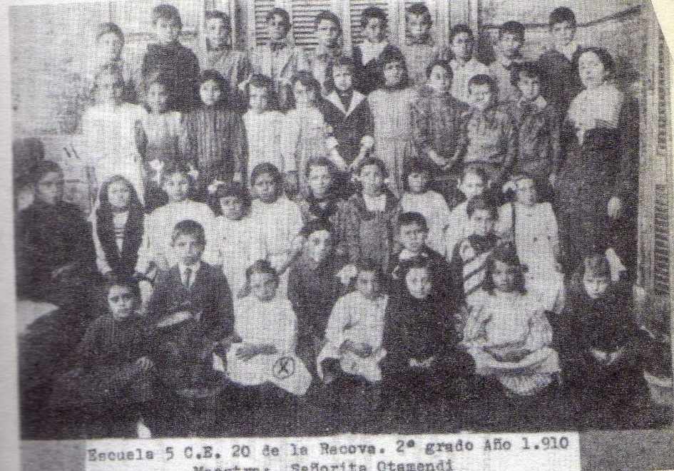 foto alumnos 1910.JPG