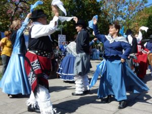 Grupo de danzas de la peña La Señalejeña, dirigido por Mary Cayo, en los festejos de Mataderos.JPG