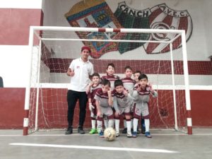 Sebastián Echeverría y el equipo de baby futbol del Club Cárdenas.JPG