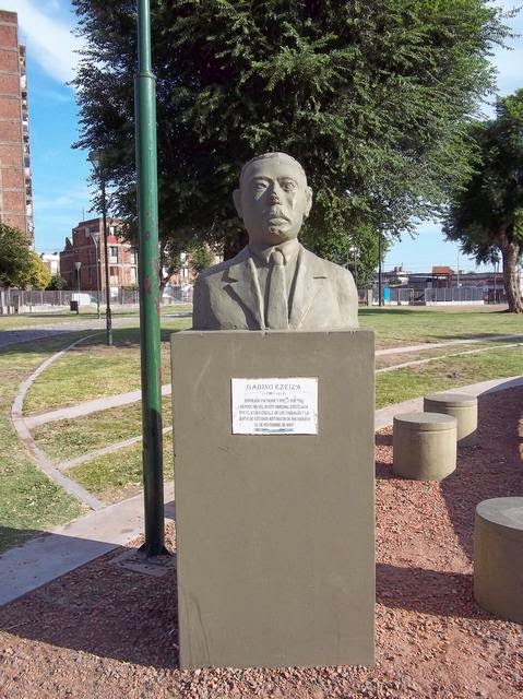 C:\Users\Liliana\Desktop\Página Liliana\Nuestro Barrio\Patrimonio histórico y Cultural\Monumento y Esculturas fotos\Gabino Ezeiza (Hilario Vozzo, 1968, Plaza de los Mataderos, reposición del busto original de bronce en 2007, atrás dece J.R.JPG