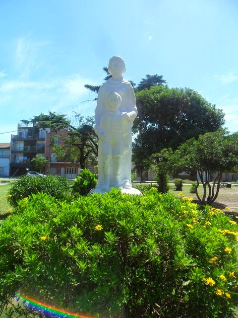 C:\Users\Liliana\Desktop\Página Liliana\Nuestro Barrio\Patrimonio histórico y Cultural\Monumento y Esculturas fotos\La madre (Luis Perlotti,1969, Plaza Leguizamón).JPG