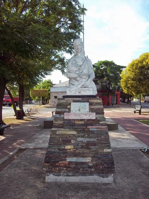 C:\Users\Liliana\Desktop\Página Liliana\Nuestro Barrio\Patrimonio histórico y Cultural\Monumento y Esculturas fotos\Madre, A la (Luis Perlotti, 1968, Andalgalá al 2500 es igual al de Ulises Tocci).JPG