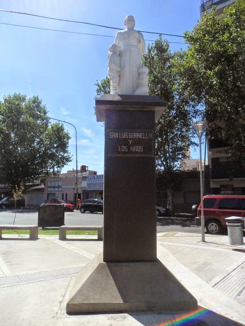C:\Users\Liliana\Desktop\Página Liliana\Nuestro Barrio\Patrimonio histórico y Cultural\Monumento y Esculturas fotos\San Luis Guanella y los niños (Orio Dal Porto, Emilio Castro al 6300).JPG