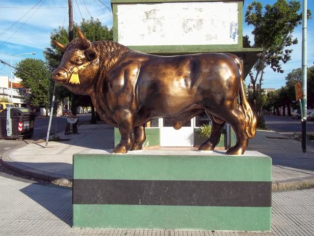 C:\Users\Liliana\Desktop\Página Liliana\Nuestro Barrio\Patrimonio histórico y Cultural\Monumento y Esculturas fotos\Toro (Andalgalá al 2400 y Cnel Cárdenas).JPG
