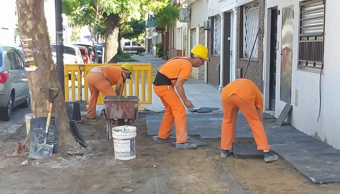 Trabajos de reparación de aceras en la Comuna 9