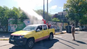 C:\Users\Liliana\Desktop\Página Liliana\Notas\Sin subir\Dengue y operativos abril\10 de abril fumigación Via pública Parque Avellaneda.jpg