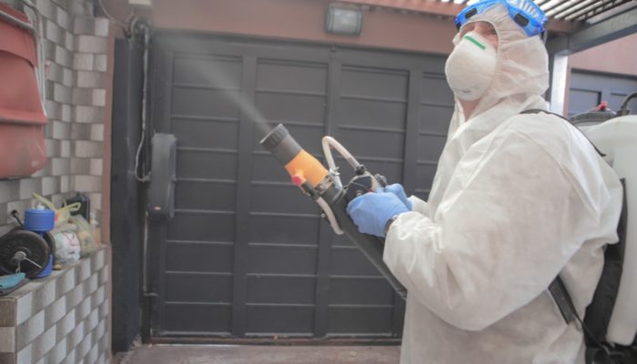 Fumigación en domicilios con dengue positivo en la Comuna 9
