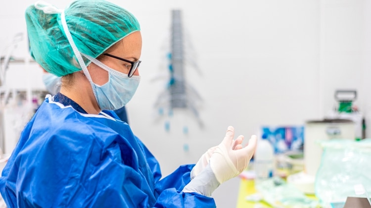 Ya son 431 los médicos infectados. 130 de ellos, por su trabajo profesional (Shutterstock)