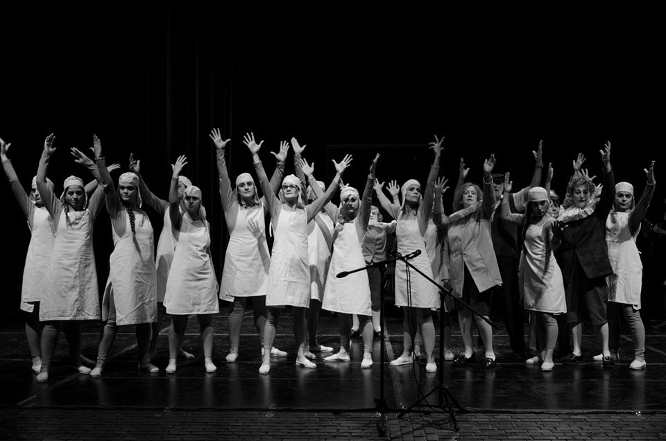 La imagen puede contener: 10 personas, noche