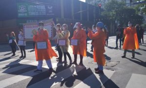 La imagen puede contener: una o varias personas, personas de pie, personas en el escenario, calzado y exterior