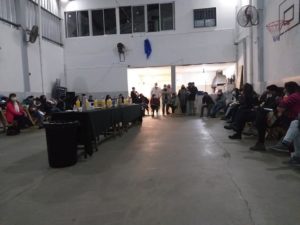 La imagen puede contener: una o varias personas, personas de pie y personas caminando