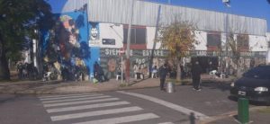La imagen puede contener: una o varias personas y exterior