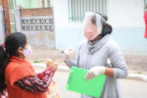 La imagen puede contener: una o varias personas y personas sentadas