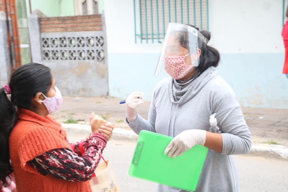 La imagen puede contener: una o varias personas y personas sentadas