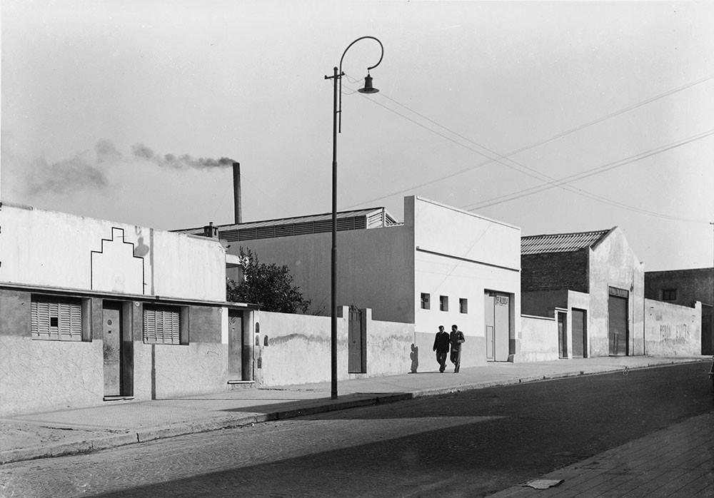 C:\Users\Liliana\Desktop\Página Liliana\Nuestro Barrio\Su historia\Fotografías\Archivo\Grete Stern, Mataderos 1951-1952.jpg