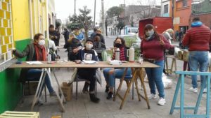 La imagen puede contener: 1 persona, sentado, tabla y exterior