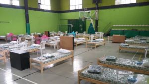 La imagen puede contener: personas sentadas