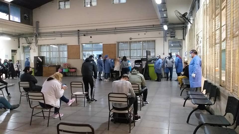 La imagen puede contener: una o varias personas