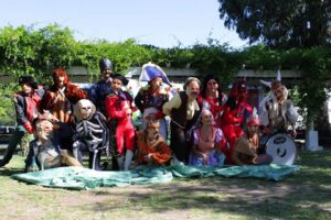 La imagen puede contener: 8 personas, árbol, niños y exterior