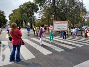 La imagen puede contener: una o varias personas, personas caminando y exterior