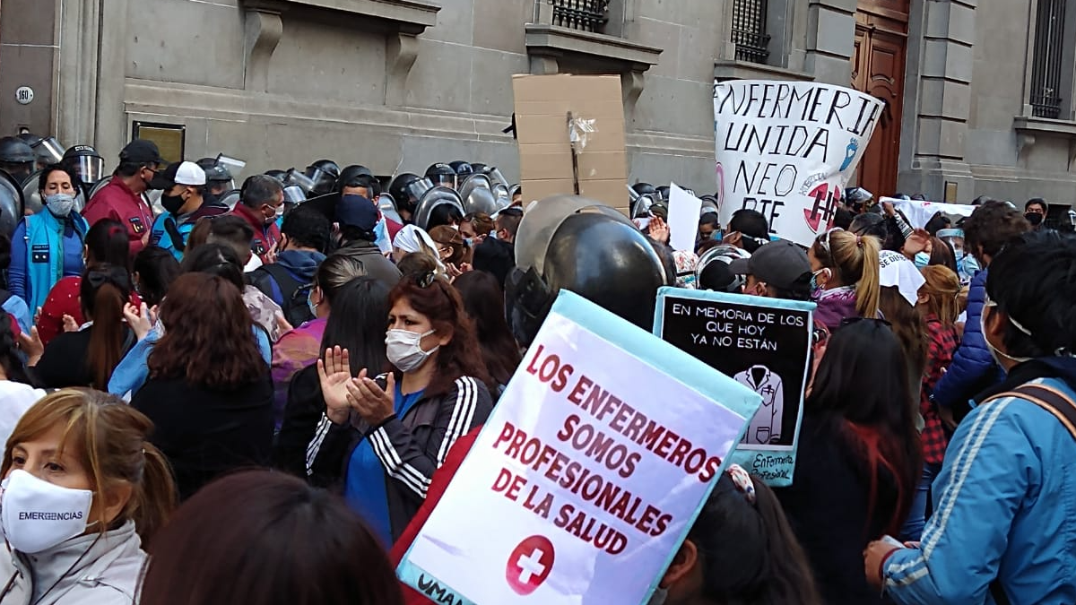 C:\Users\Liliana\Desktop\Página Liliana\Notas\Sin subir\enfermeros-y-enfermeras-manifestaron-frente-la-legislatura-bonaerense-y-hubo-represion-parte-la-policia-la-ciudad.png