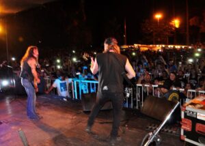 La imagen puede contener: 2 personas, personas bailando, personas de pie, noche y exterior