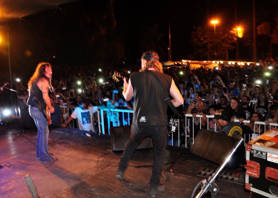 La imagen puede contener: 2 personas, personas bailando, personas de pie, noche y exterior