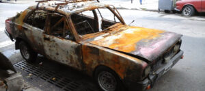 Automóviles abandonados en la vía pública