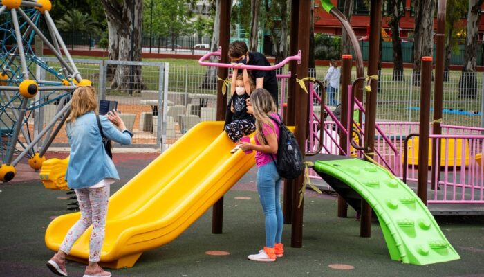 Apertura de patios de juego en plazas y parques