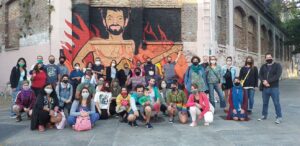 La imagen puede contener: 1 persona, de pie, calzado y exterior