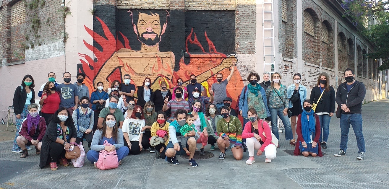 La imagen puede contener: 1 persona, de pie, calzado y exterior