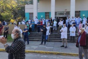 Los médicos exigen que la ropa de trabajo no sea tenga que ser lavada en sus hogares, porque funciona como vector de la enfermedad