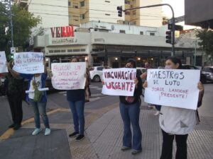 Puede ser una imagen de una o varias personas y personas de pie