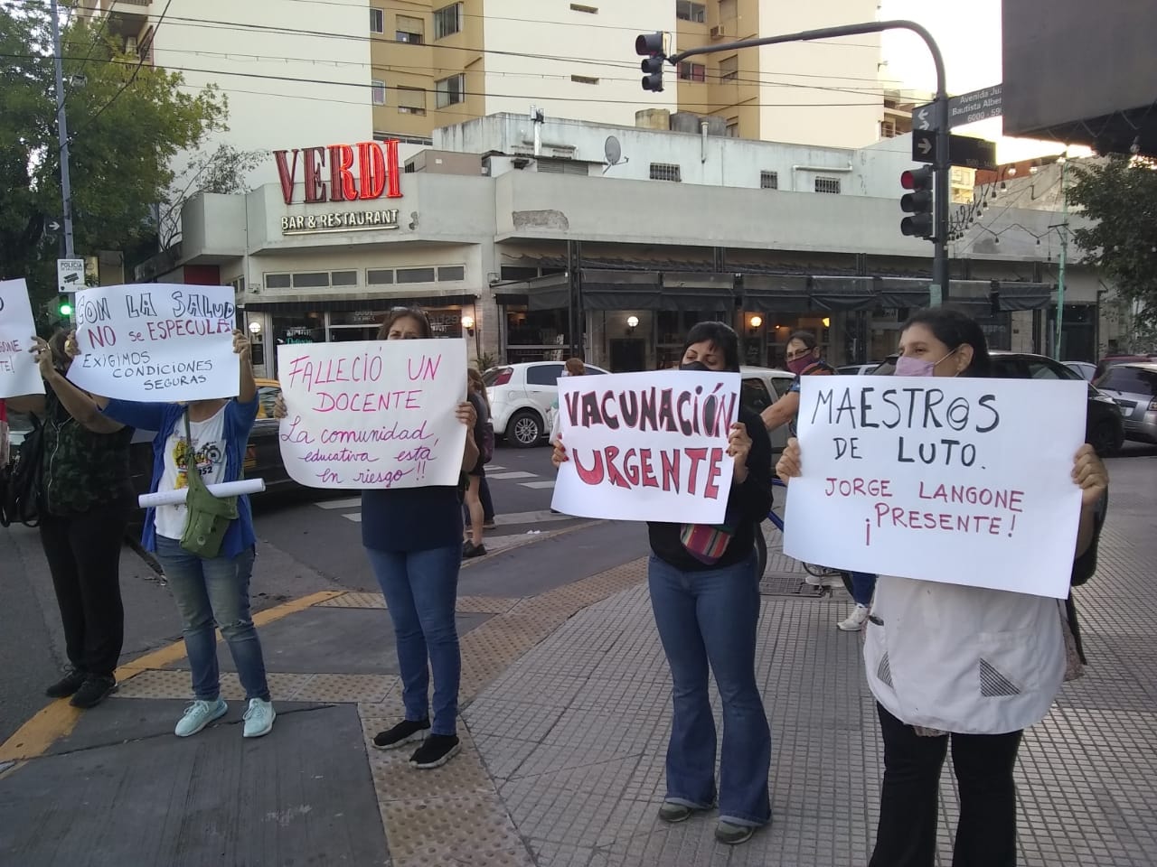 Puede ser una imagen de una o varias personas y personas de pie