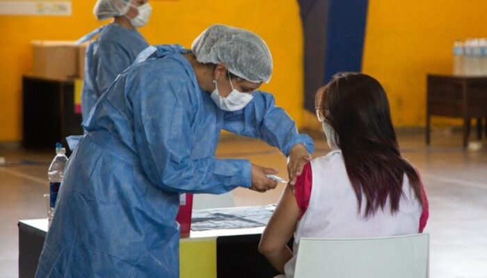 Vacunación COVID-19 para adultos mayores de 65 años