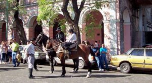 C:\Users\Liliana\Desktop\Página Liliana\Nuestro Barrio\Su historia\Fotografías\Mercado de Hacienda y casco histórico\Actuales\800px-Gauchos_en_la_Feria_de_Mataderos Roberto Fiadone 13.jpg