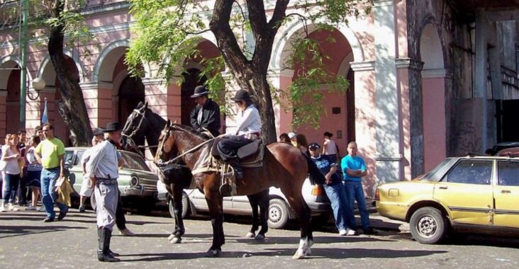 C:\Users\Liliana\Desktop\Página Liliana\Nuestro Barrio\Su historia\Fotografías\Mercado de Hacienda y casco histórico\Actuales\800px-Gauchos_en_la_Feria_de_Mataderos Roberto Fiadone 13.jpg