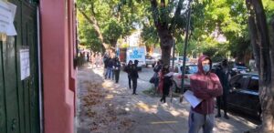 Puede ser una imagen de 1 persona, de pie, árbol y calle