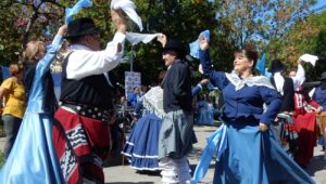 C:\Users\Liliana\Desktop\Página Liliana\Agenda\Sin subir\Grupo de danzas de la peña La Señalejeña, dirigido por Mary Cayo, en los festejos de Mataderos 2.jpg