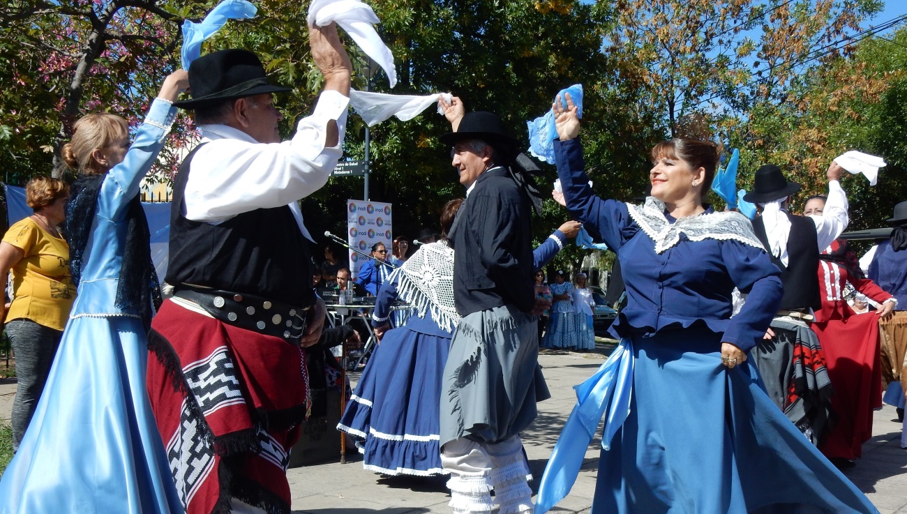 C:\Users\Liliana\Desktop\Página Liliana\Agenda\Sin subir\Grupo de danzas de la peña La Señalejeña, dirigido por Mary Cayo, en los festejos de Mataderos 2.jpg