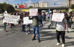 C:\Users\Liliana\Desktop\Página Liliana\Notas\Sin subir\Protesta escalada y dellepianne 2.jpg