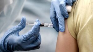 Coronavirus: quienes tienen más de 80 años ya pueden anotarse para recibir la vacuna - Defensoría del Pueblo CABA