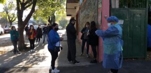 Puede ser una imagen de una o varias personas, personas de pie y al aire libre