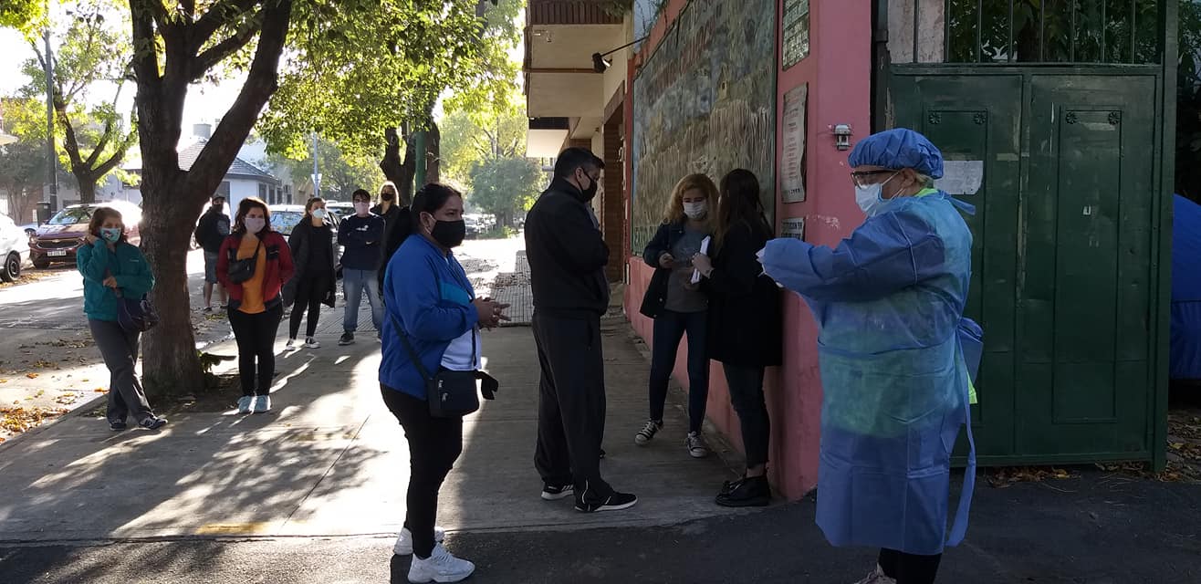 Puede ser una imagen de una o varias personas, personas de pie y al aire libre