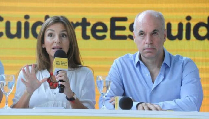 Docentes increpan a la Ministra Acuña en una escuela de Parque Avellaneda