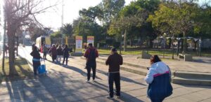 Puede ser una imagen de una o varias personas, personas de pie, árbol y calle