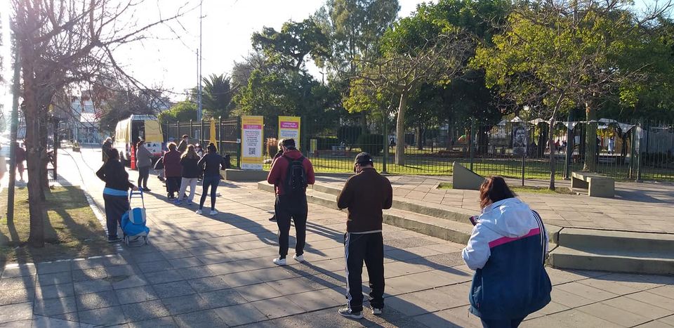 Puede ser una imagen de una o varias personas, personas de pie, árbol y calle