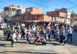 Puede ser una imagen de una o varias personas, personas de pie y calle