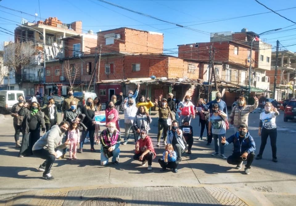 Puede ser una imagen de una o varias personas, personas de pie y calle