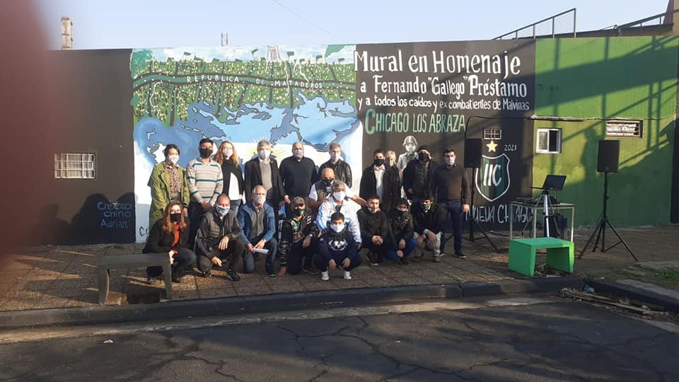 Puede ser una imagen de 1 persona, de pie y al aire libre